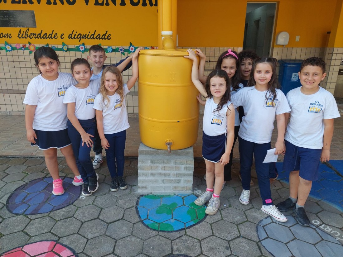A cisterna, que foi instalada no dia 22 de agosto, utiliza tambores e tubulações para coletar a água da chuva das calhas da escola