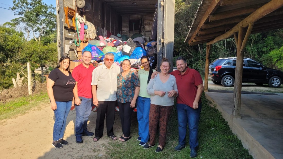 Entrega de donativos em Ilhota
