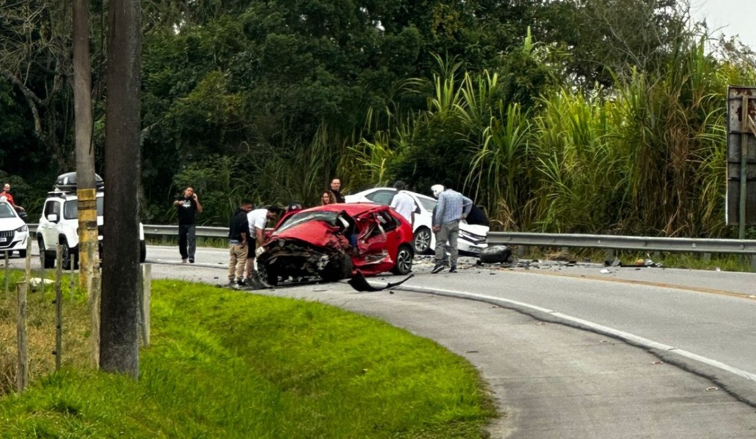 O veículo GOL onde viajavam um homem e uma criança
