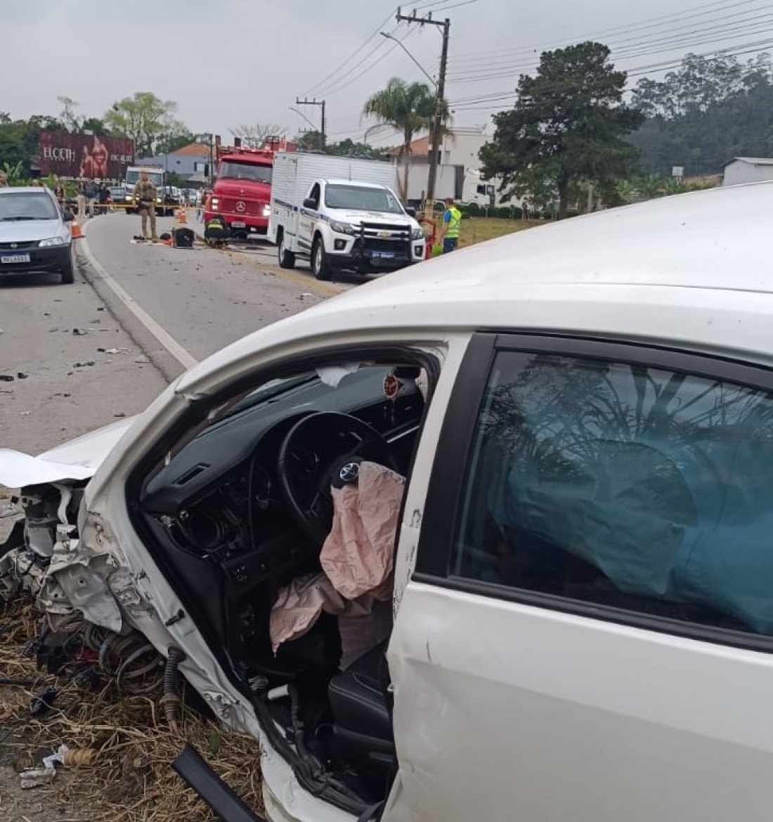 O motorista do Corolla sofre apenas ferimentos leves