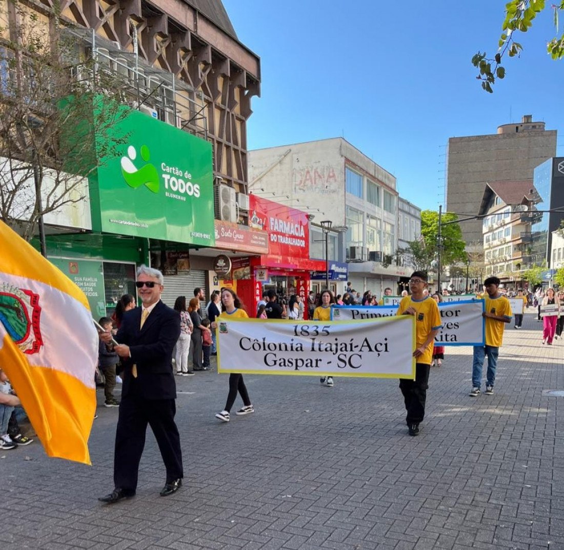 Participação de Gaspar no desfile de 174 anos de Blumenau e de 200 anos da chegada dos alemães ao Brasil