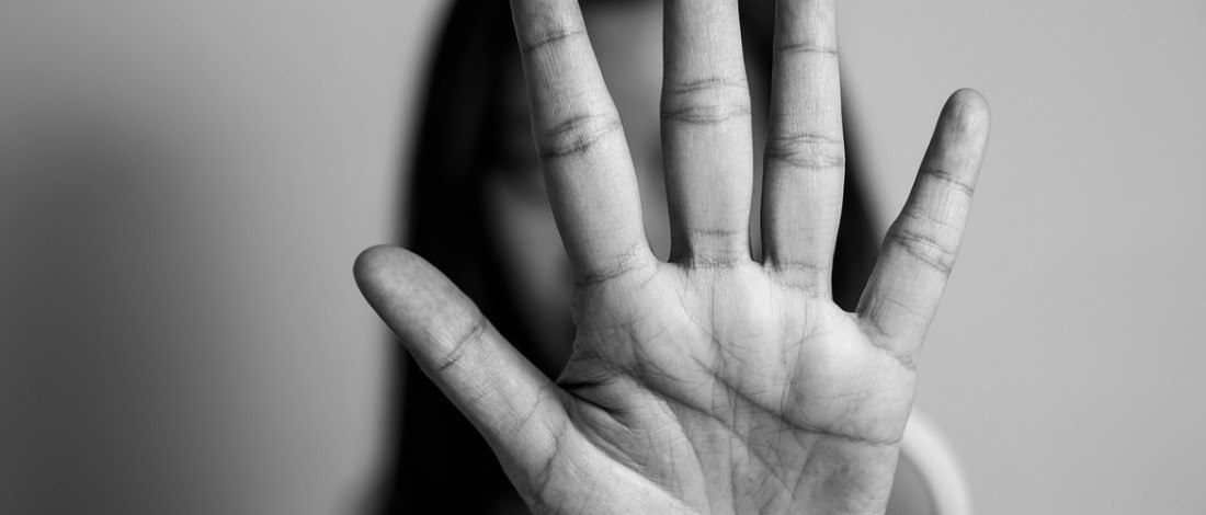 Mulher aciona a polícia após ser agredida pelo companheiro