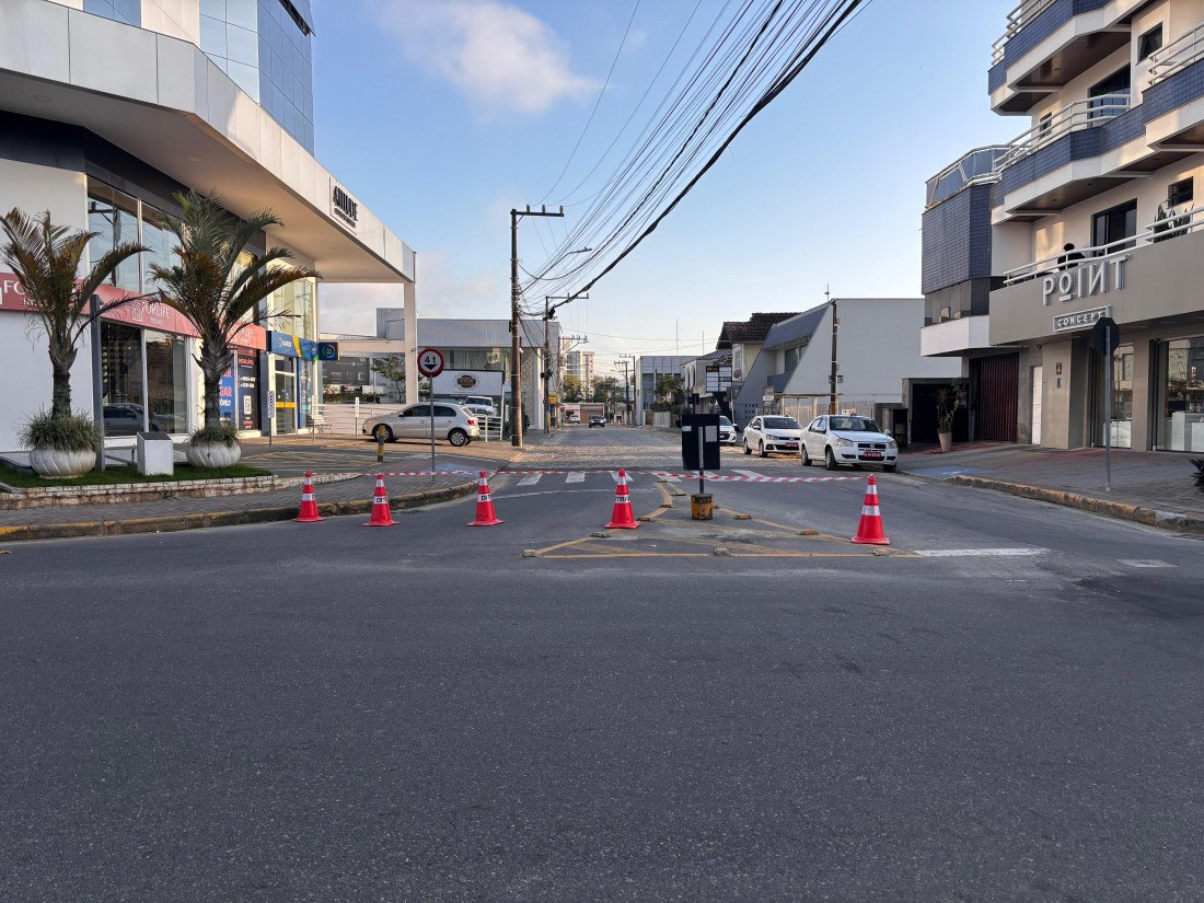 A Rua Eurico Fontes recebe hoje a segunda camada de asfalto
