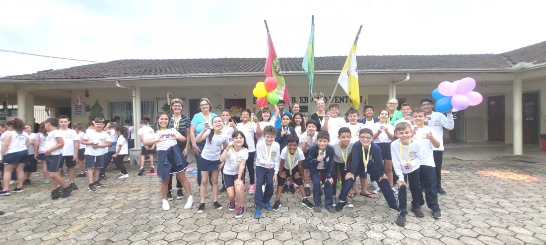 Alunos e professores comemoraram a conquista na área ambiental