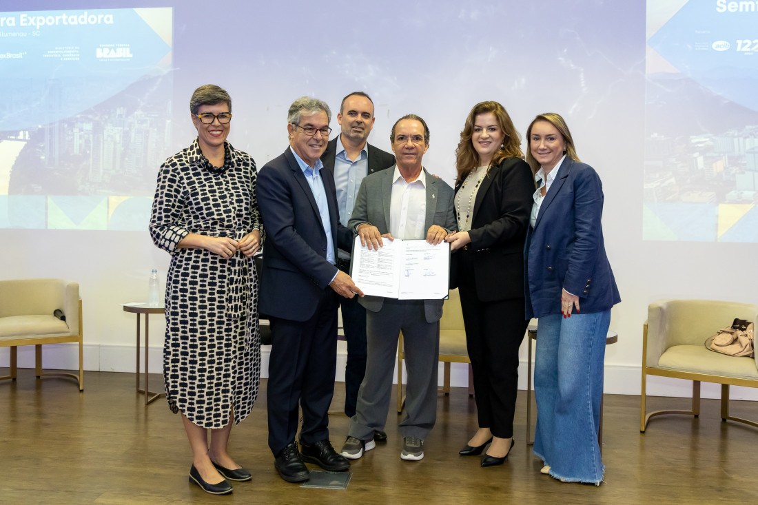 Ana Paula Repezza, Jorge Viana, Fábio Búrigo Zanuzzi, Décio Lima, Márcia Sardá Espindola e Christiane Buerger no momento da assinatura da parceria entre Sebrae e ApexBrasil