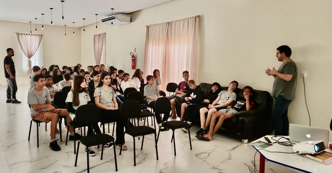 O engenheiro Henrique Pires fala aos estudantes sobre a piscicultura no município