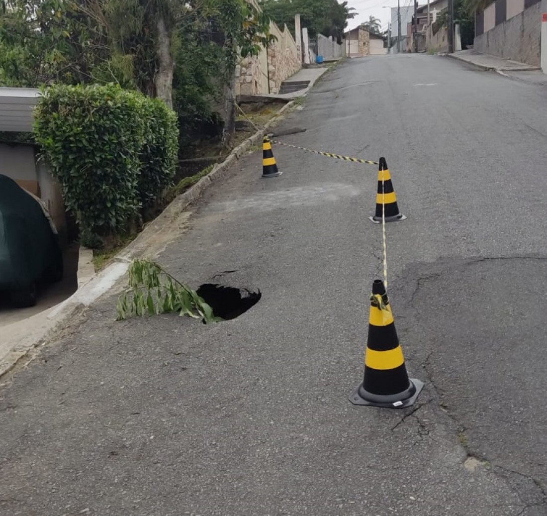 Asfalto cedeu com a passagem de veículos pesados