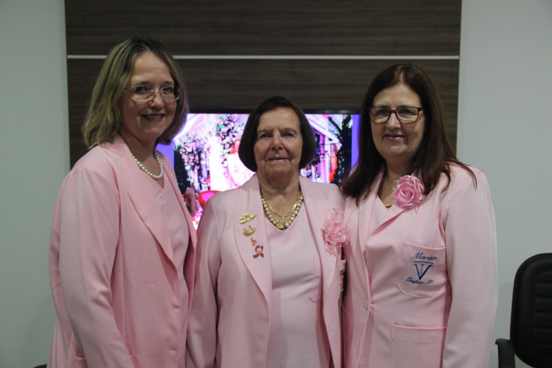 Dona Tusnelda e as duas filhas Maristela e Marise Soares