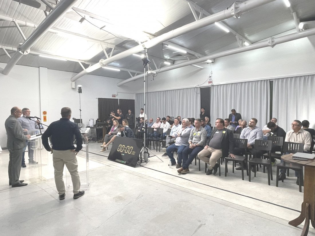 Assessores dos candidatos e convidados da organização acompanharam o debate