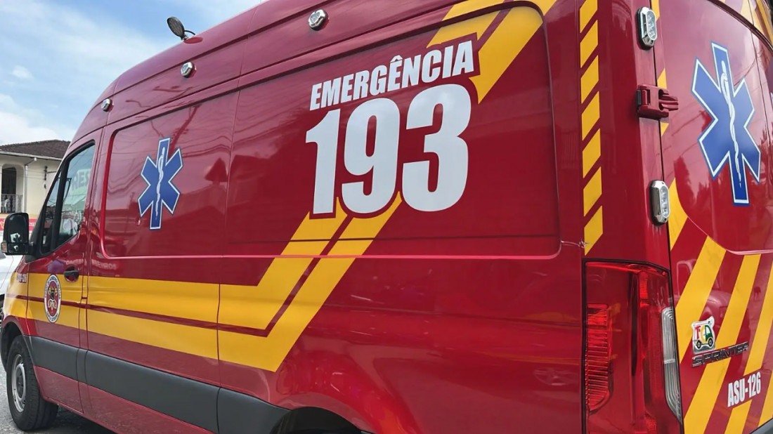 Ela foi socorrida pelos bombeiros e encaminhada ao hospital com suspeita de fraturas no braço e na perna
