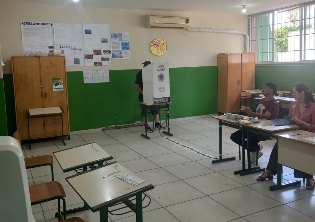 Um número grande de eleitores não compareceram às urnas neste domingo (6)