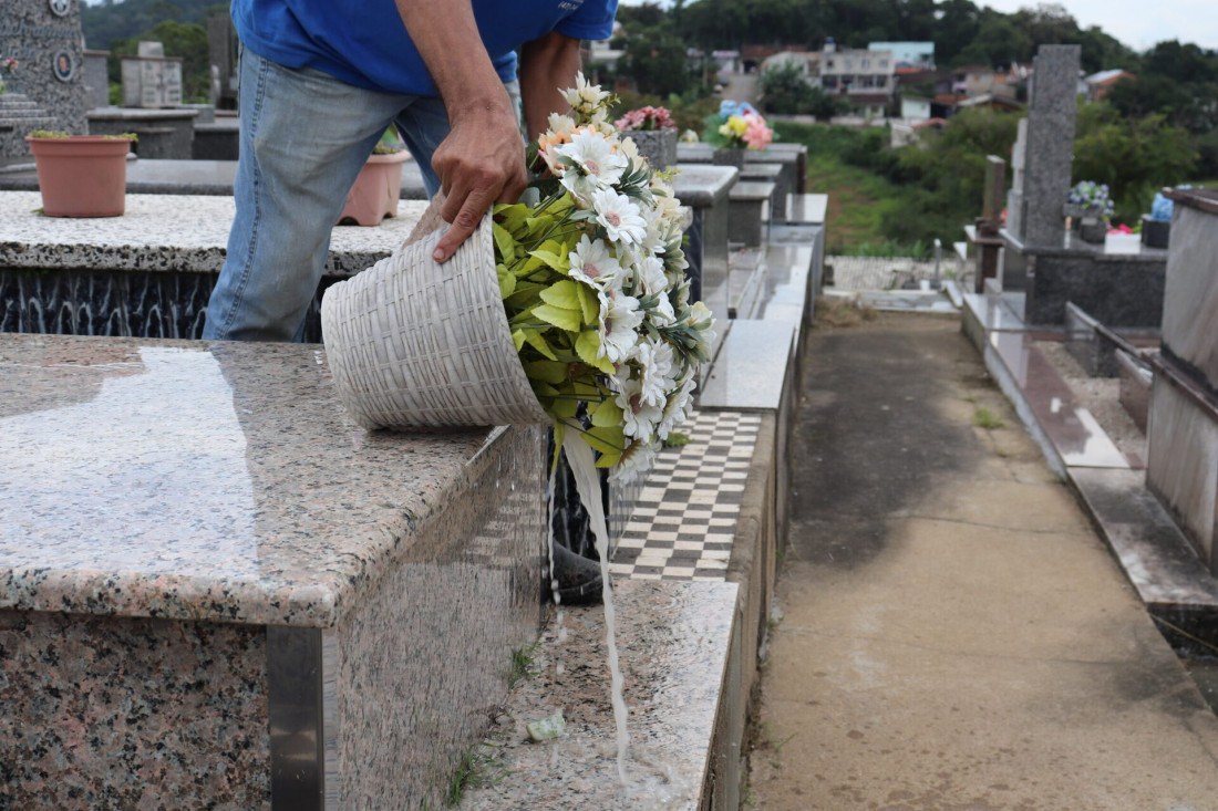 Vasos e flores não podem ser colocados em nenhuma área dos cemitérios de Gaspar