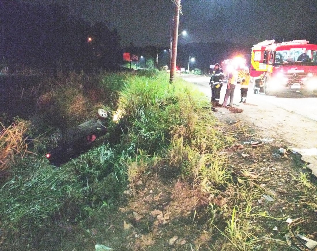 Veículo sai da pista e capotou na IvO Silveira
