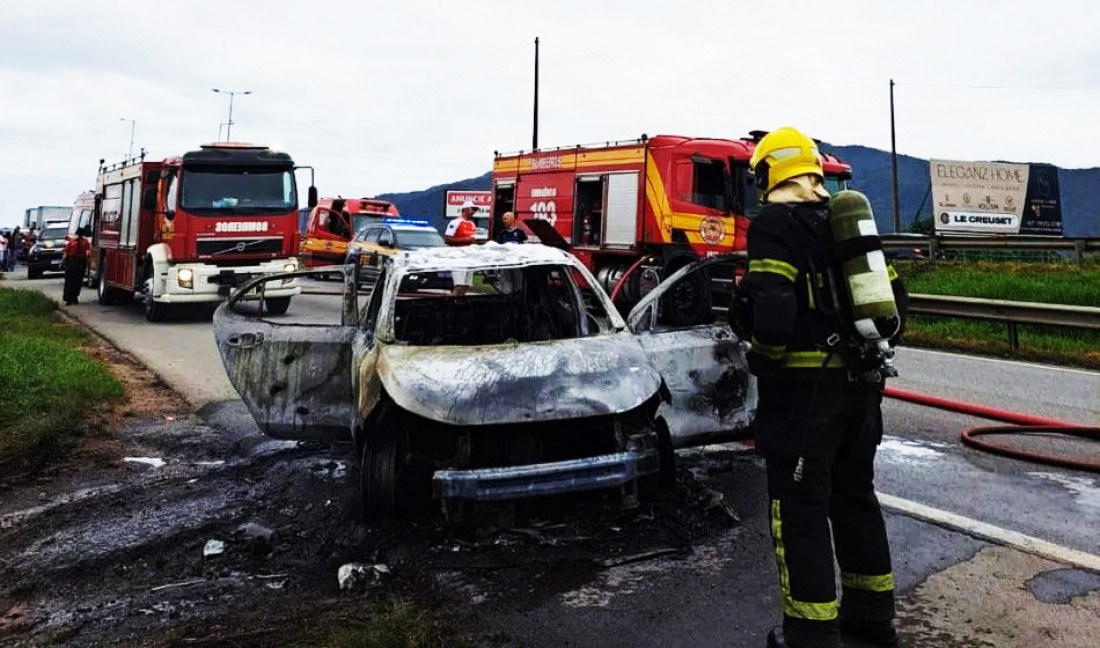Carro incendiado na região da Grande Florianópolis