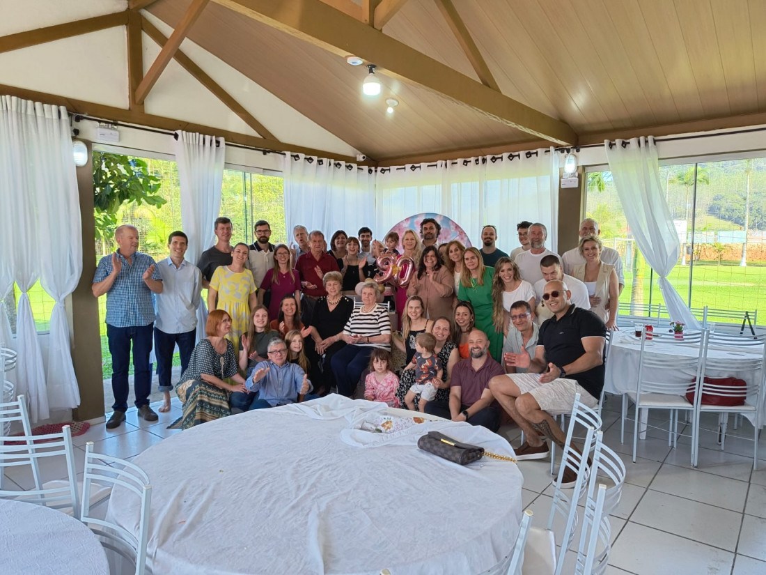 A família reunida paracelebrar os 90 anos de de dona Amalia