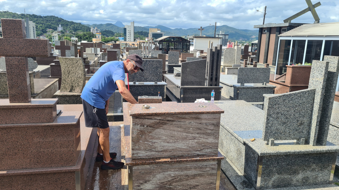 Euclides Raulino estava limpando os túmulos da esposa e sogro