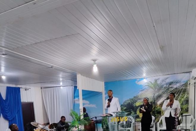 Imagem do culto de celebração dos dez anos da igreja haitiana em Gaspar