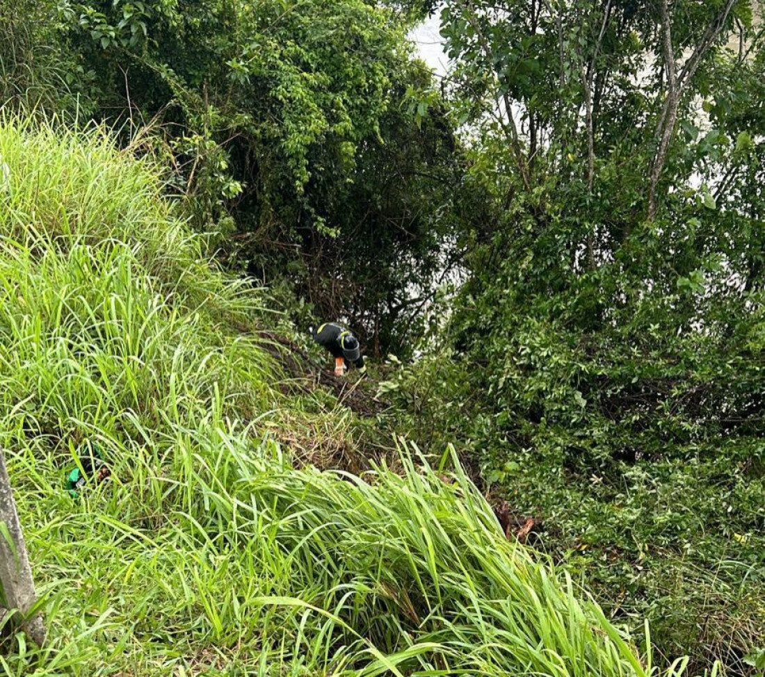 O veículo ficou totalmente submerso