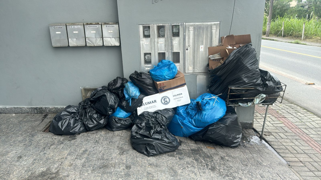 Lixo se acumula em frente das residência em Gaspar