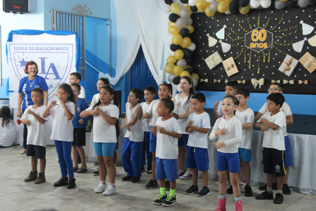 Estudantes realizaram diversas apresentações culturais no evento de 60 anos da escola