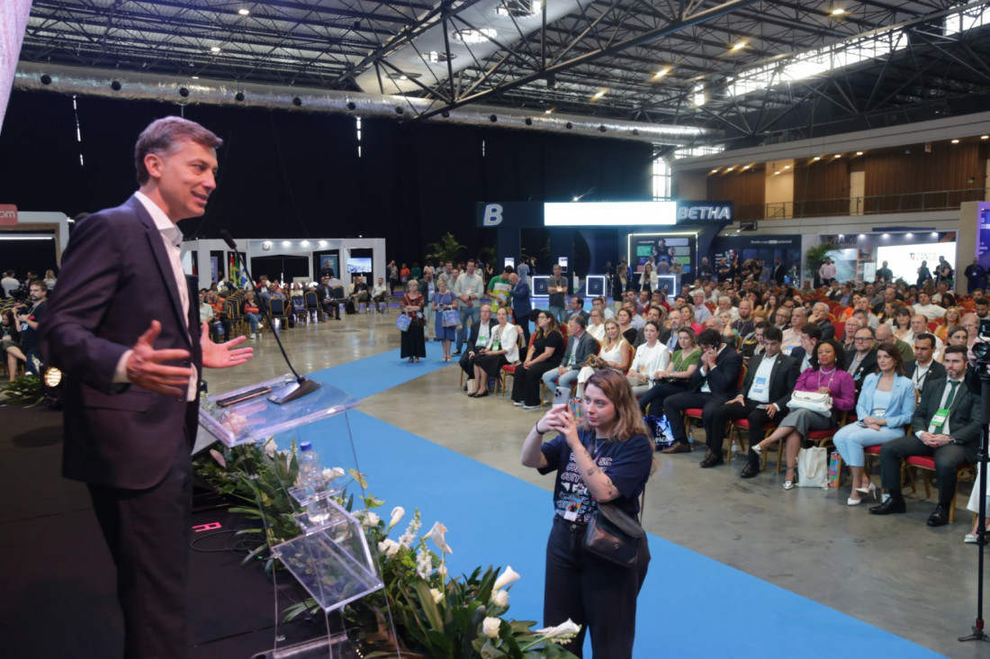 O presidente da FECAM, prefeito de Gaspar Kleber Wan-Dall, abriu o COMAC 2024 em Balneário Camboriú