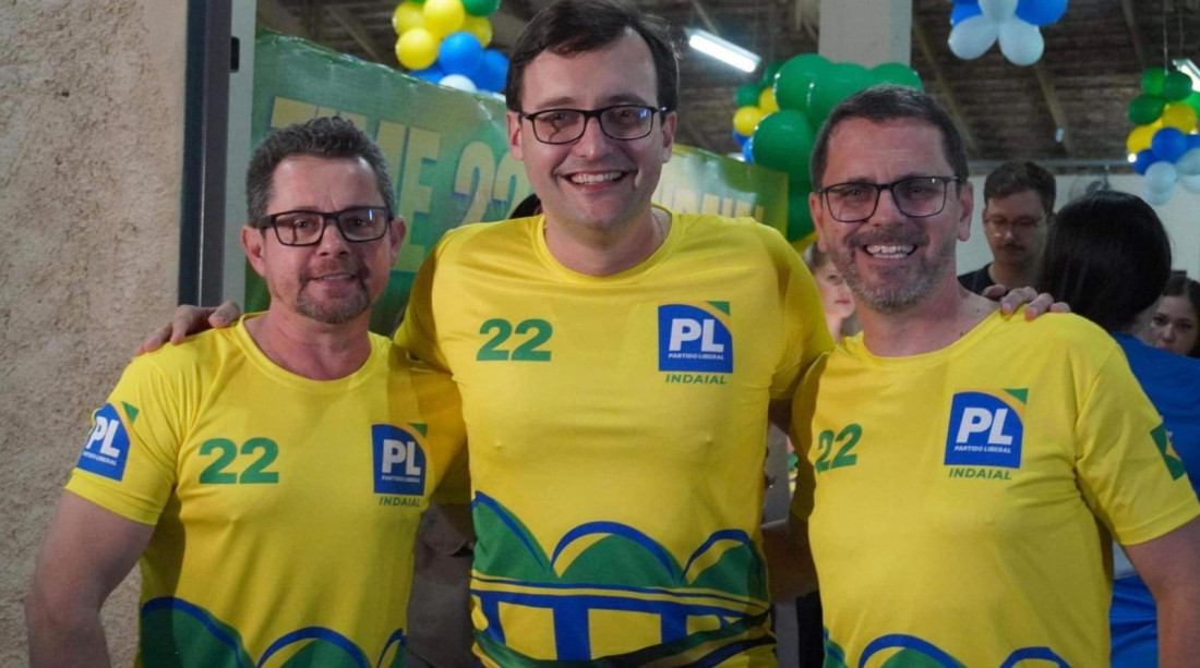 Prefeito e vice eleitos teriam participado de evento público ao lado do atual prefeito da cidade