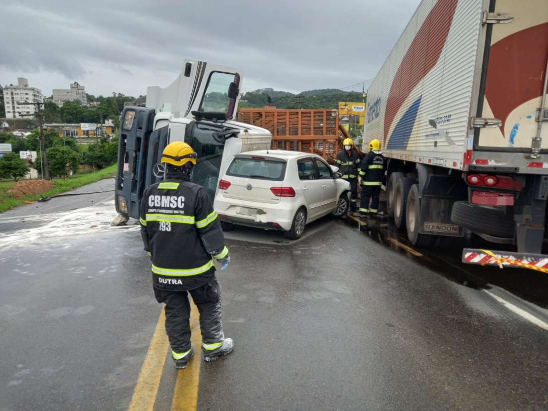O trabalho de contenção mobilizou bombeiros, Defesa Civil e o Instituto do Meio Ambiente de SC
