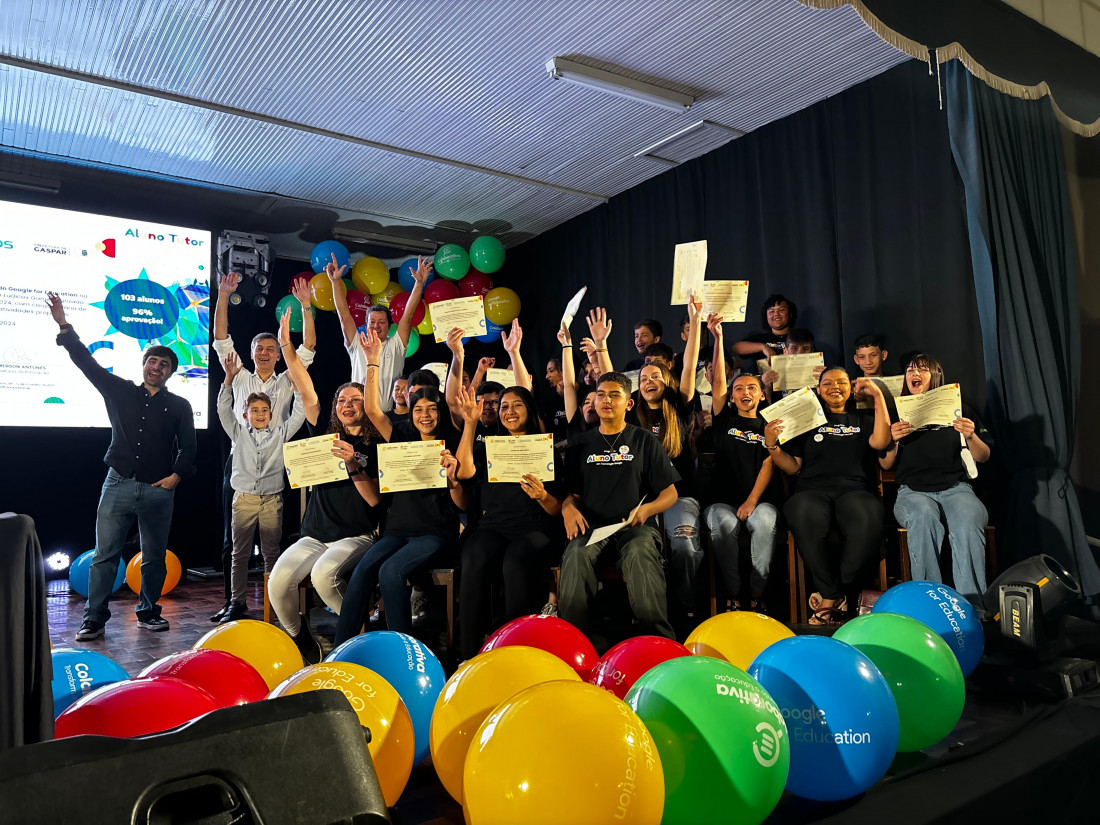 Alunos, professores e familiares lotaram o Salão Cristo Rei, local da formatura na noite de terça-feira (12)