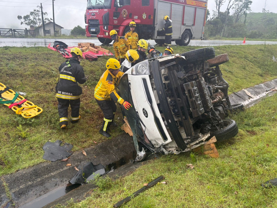 Veículo tombou no canteiro central da rodovia