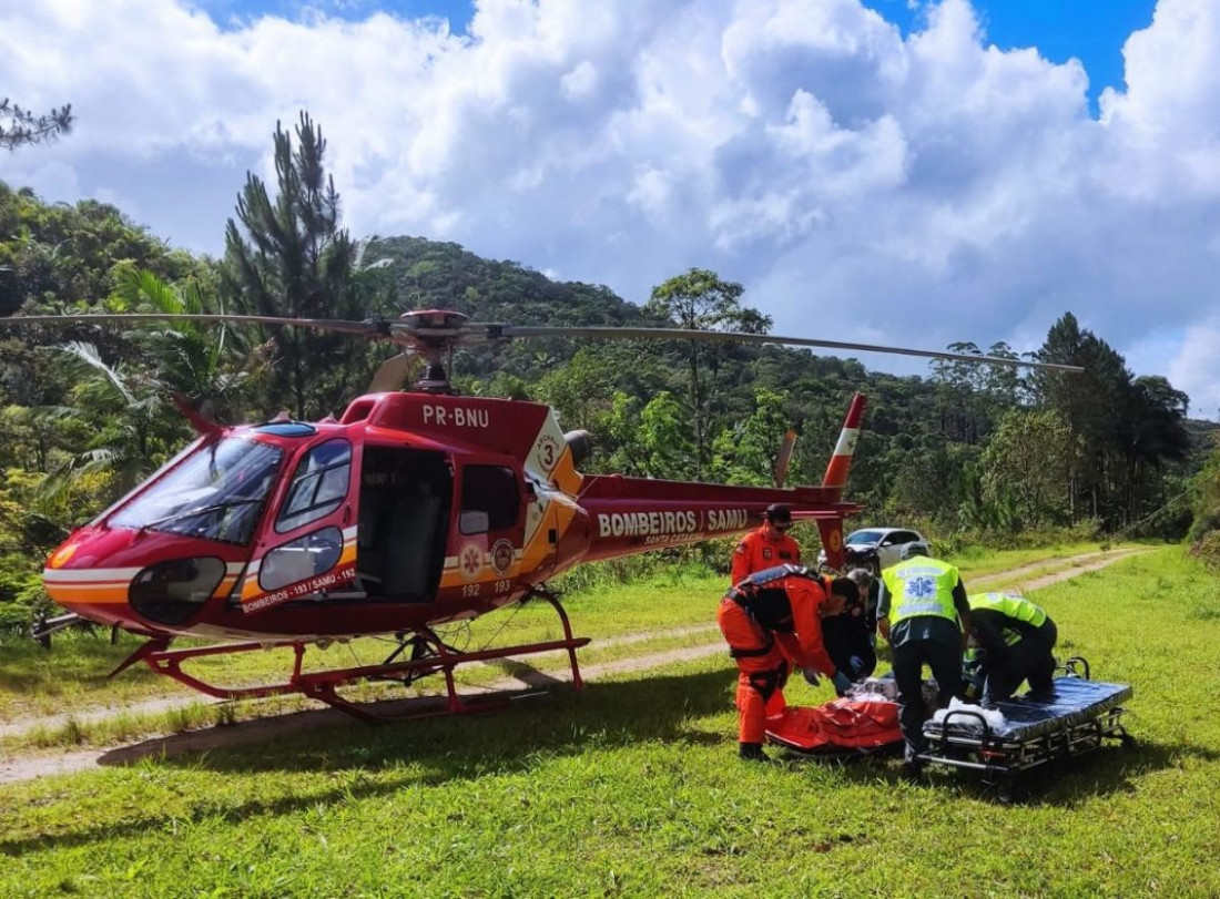 Com 25% do corpo queimado, ele foi transferido por helicóptero para o hospital em Blumenau