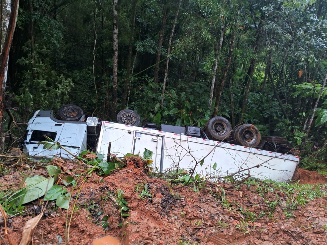 Caminhão tombou na ribanceira
