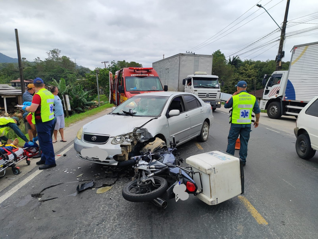 Motociclista foi conduzida ao hospital com suspeita de fratura