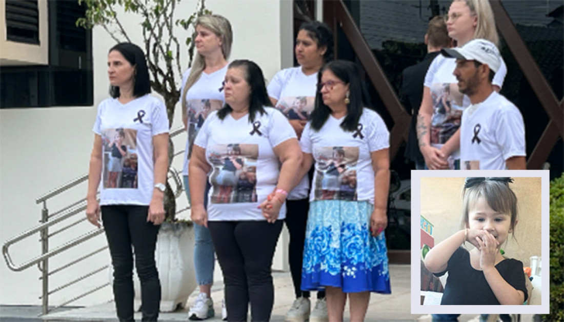 Família da pequena Isabelly (detalhe) compareceu ao fórum para pedir justiça