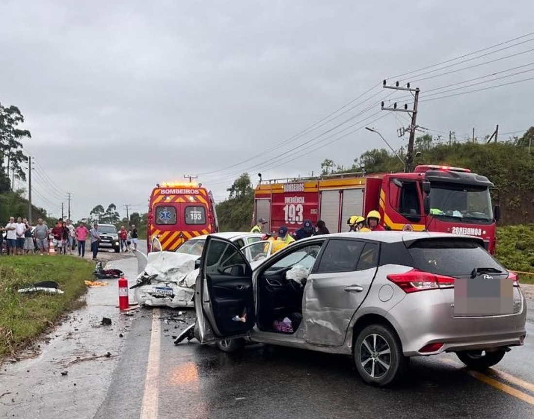 Duas pessoas viajavam no Toyota