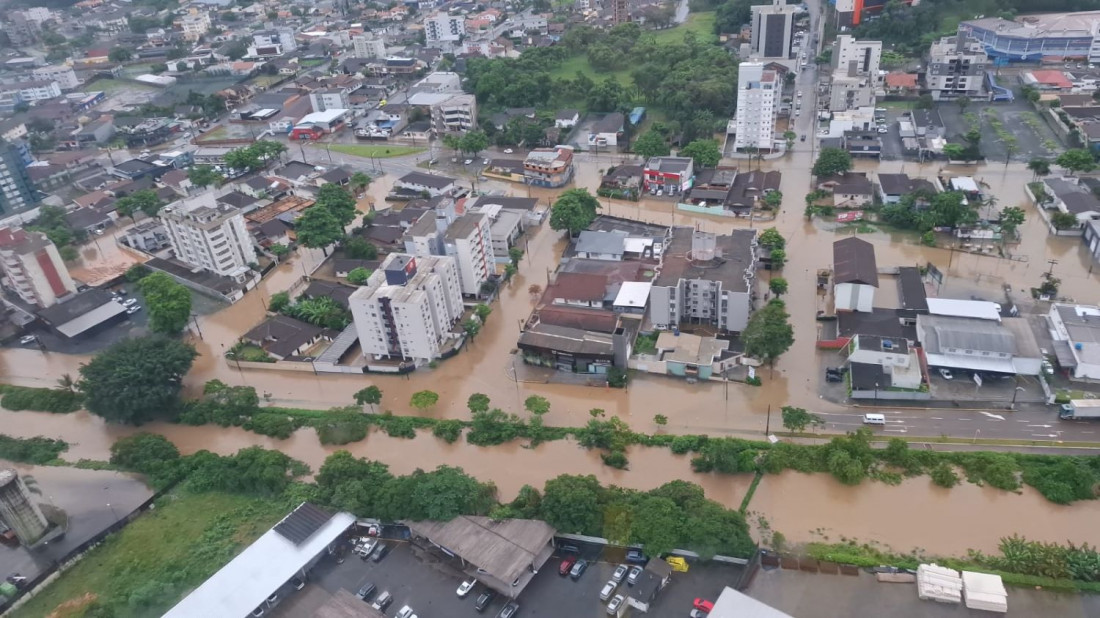 Bom Retiro registrou danos significativos, com 50 residências afetadas e cerca de 200 pessoas impactadas pelas enxurradas, embora não haja registro de vítimas.
