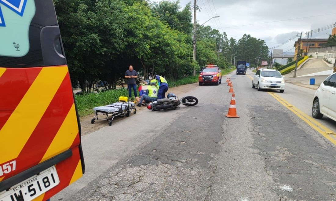 Ele foi atendido no local e encaminhado ao hospital
