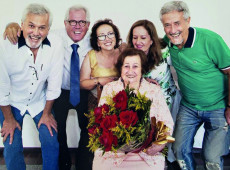 Ruth com os filhos Cláudio (in memorian), Clóvis, Raquel Maria (in memorian), Rosa Maria e Carlos Eurico, comemorando o seu 90º aniversário em 2014