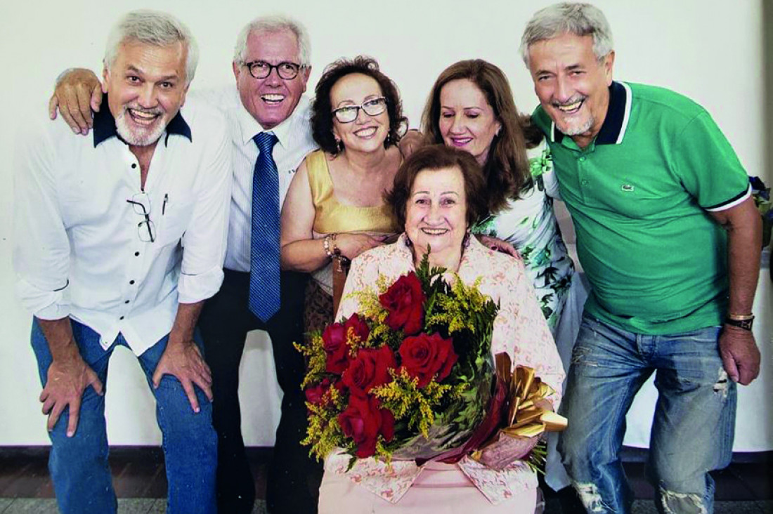 Ruth com os filhos Cláudio (in memorian), Clóvis, Raquel Maria (in memorian), Rosa Maria e Carlos Eurico, comemorando o seu 90º aniversário em 2014