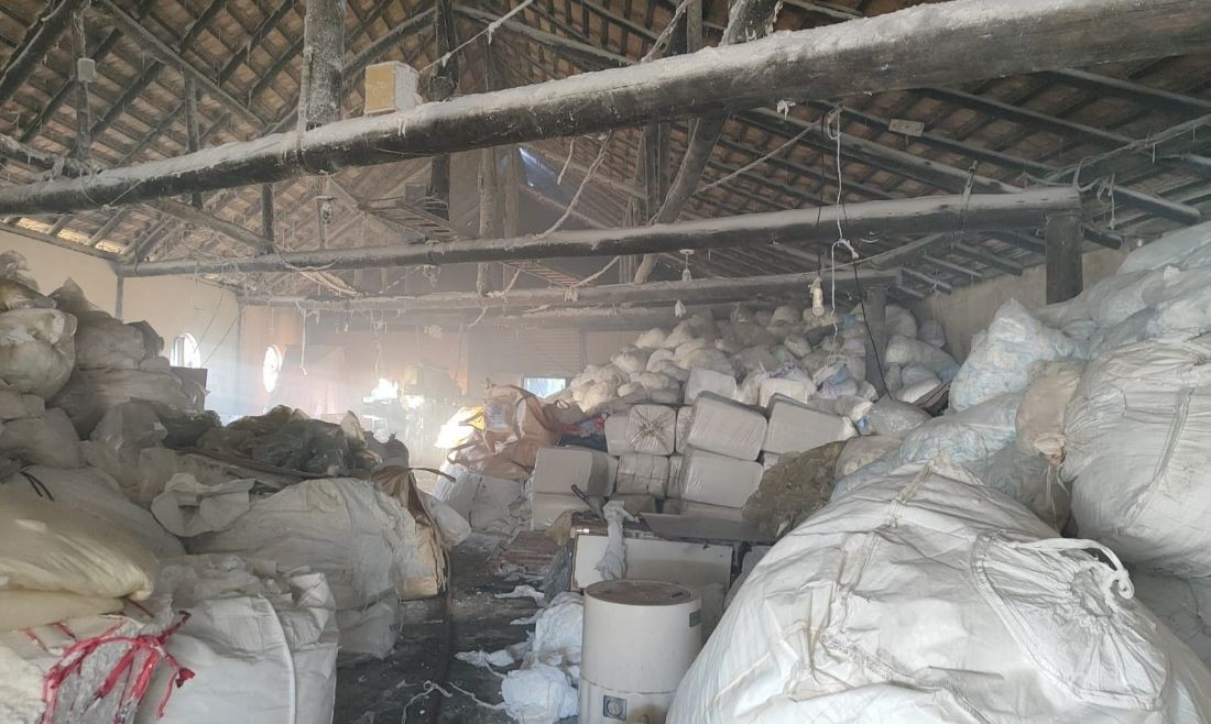 A rápida atuação dos bombeiros conteve as chamas e preservou 90% do estoque armazenado