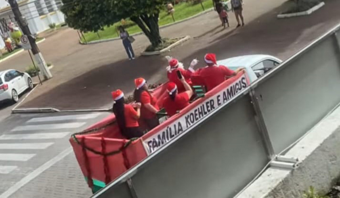 Caminhão desfilou pelas ruas do Centro de Gaspar