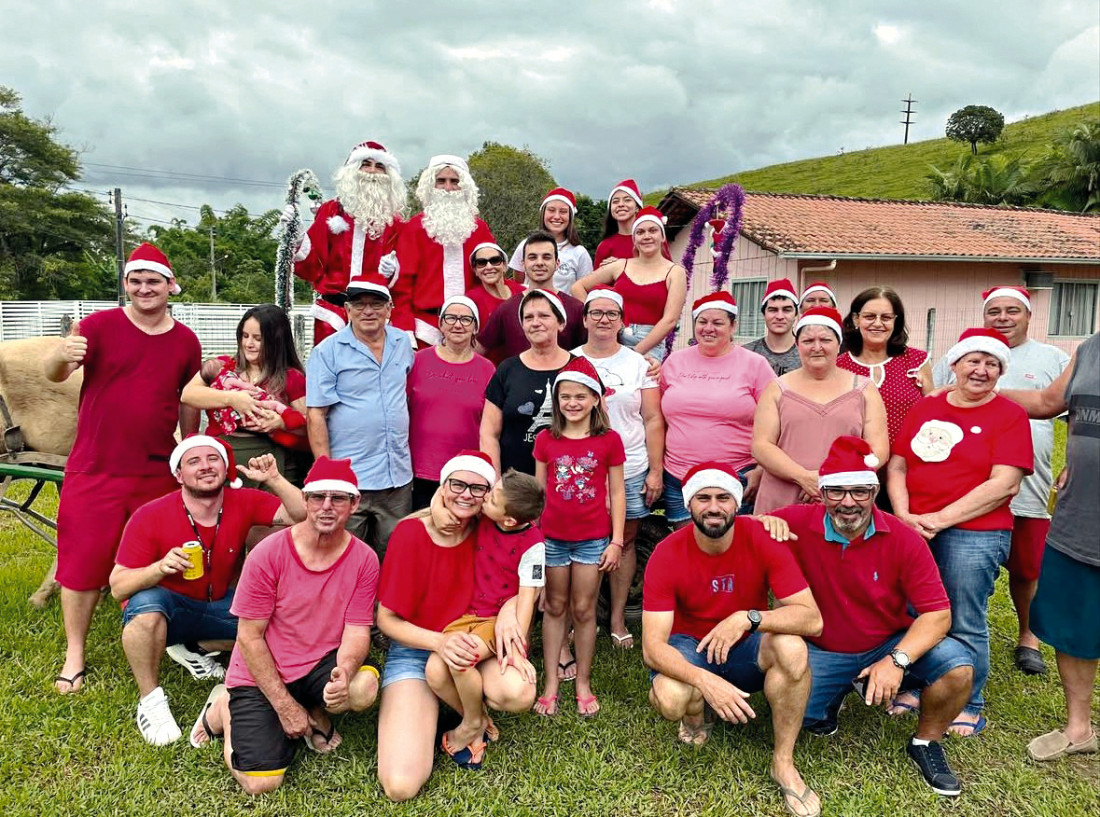 A família Souza e mais 40 voluntárias organizam o natal no bairro Lagoa