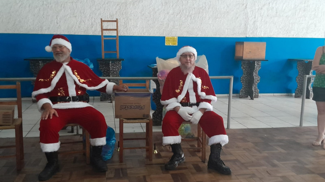Claudemir (E) fez o convite para o primo, que topou a ideia