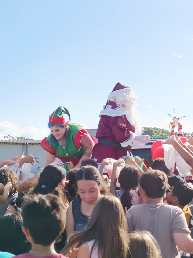 Papai Noel distribui balas às crianças