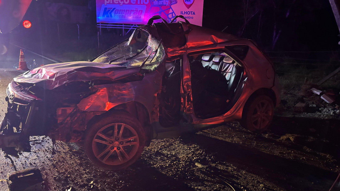 Colisão na madrugada deste sábado causou a morte de uma mulher na Jorge Lacerda (SC-412)