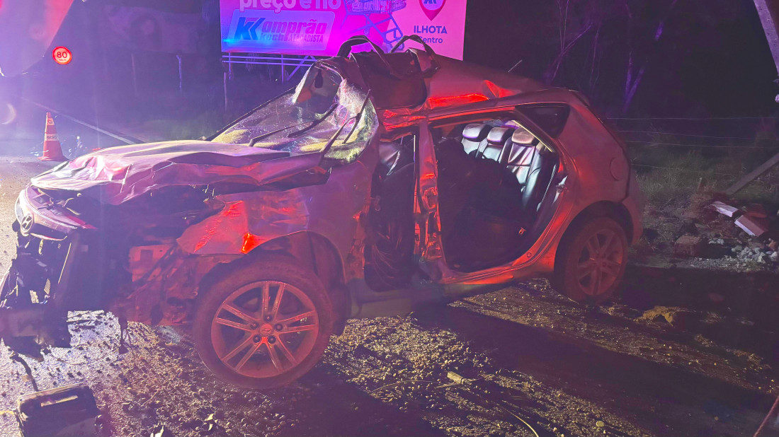 Hyundai ficou completamente destruído depois de bater em muro e poste na Jorge Lacerda (SC-412)