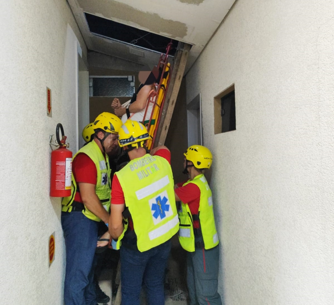 Vítima foi retirada em uma maca