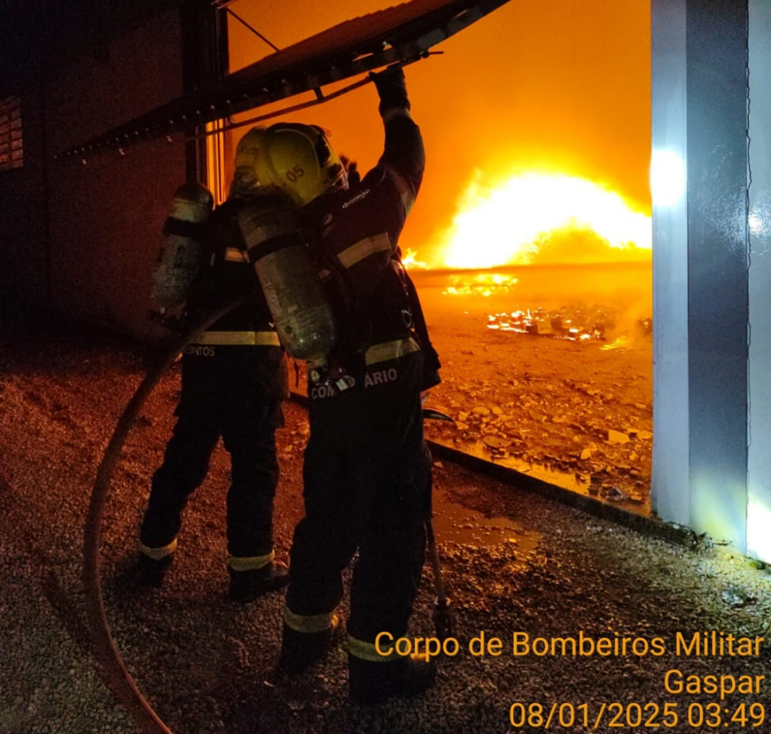 Bombeiros militares de Gaspar e Brusque e bombeiros voluntários de Ilhota trabalharam no combate às chamas