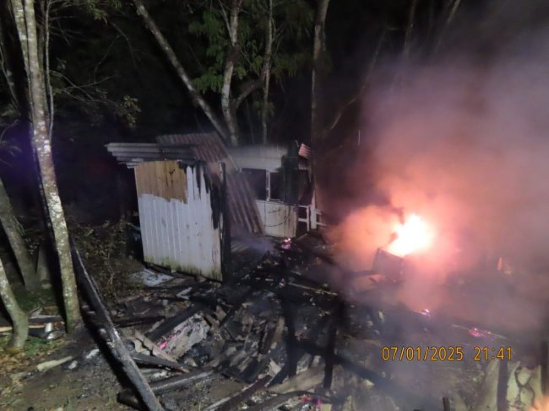Fogo consumiu rapidamente a casa de madeira