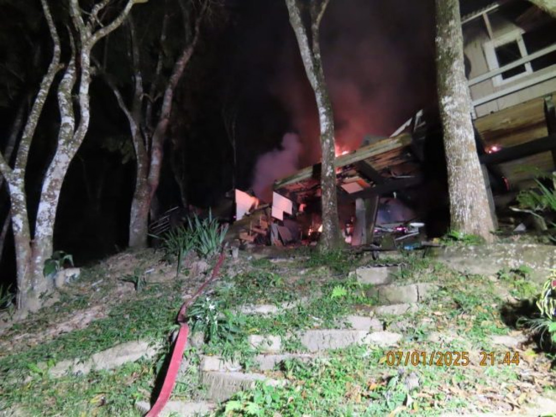 Bombeiros atuaram rapidamente, mas quase nada puderam fazer para evitar que o fogo destruísse a moradia do jovem casal