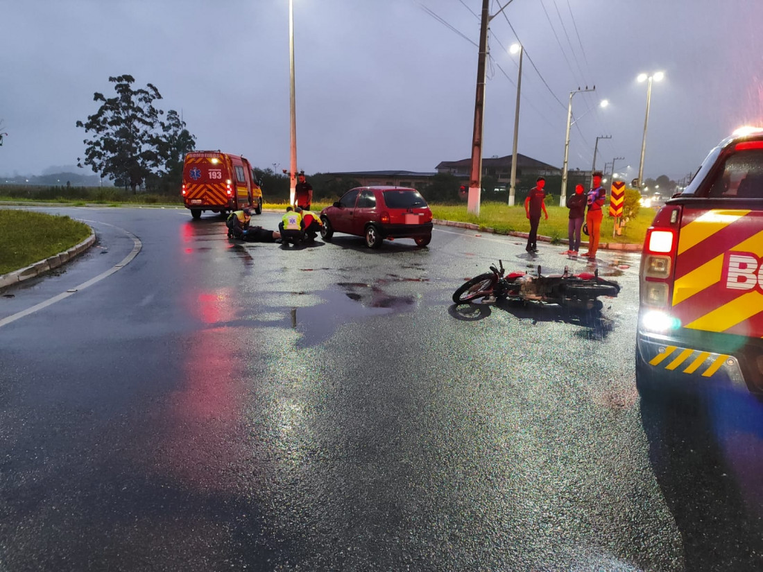 Carona da moto precisou de atendimento médico e foi encaminhada ao hospital de Gaspar